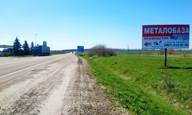 Щит 6x3,  м. Буськ, поряд АЗК ОККО, виїзд з міста в сторону м. Львів + весь транспорт з м. Броди, м. Київ на м.Львів, траса Львів - Київ (Е-40), + жовта вітрозахисна люмінесцентна рамка 
