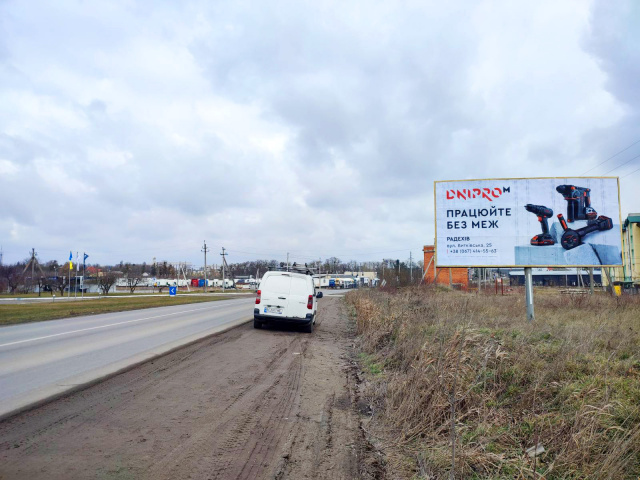 Щит 6x3,  м. Радехів, вїзд в місто з напрямку м. Львів, м. Камянка - Бузька, на м. Червоноград, м. Луцьк, траса Львів - Луцьк (Н-17) + АЗК + жовта вітрозахисна люмінесцентна рамка + висока конструкція, поряд АЗК Укрнафта, на ТЦ АТБ