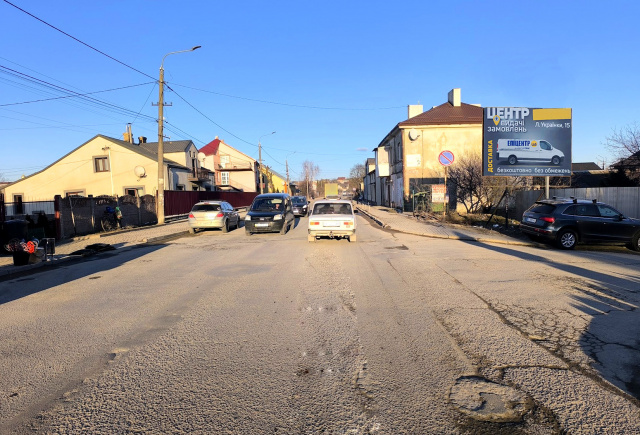 Щит 4x3,  м. Золочів, вул. Бродівська, 2,  центр міста, ТЦ "Наш Край", ТЦ "Надія", супермаркет "Аврора", маг. "Галицька Свіжина", аптеки, СТО, банкомати, поряд центральна площа міста, в'їзд всього транспорту з напрямку м. Броди, на м. Броди