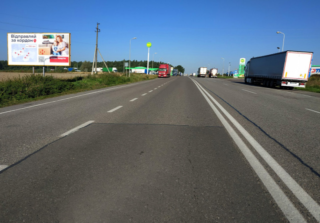 Щит 6x3,  Кордон, на кордон з респ. Польща, автодорога Львів - Рава - Руська (М-09) + АЗК WOG, черга вантажівок не закриває видимість щита !!!