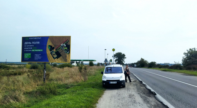 Щит 6x3,  виїзд з м. Кам'янка - Бузька в напрямку м. Львова, траса Львів-Луцьк (Н-17) + АЗК WOG + жовта вітрозахисна люмінесцентна рамка + висока конструкція
