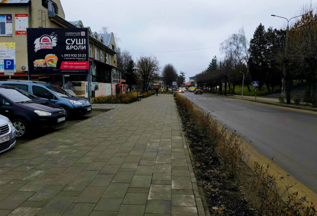 Щит 4x3,  м. Золочів, вул. В. Чорновола 2, центр міста, Золочівський районний дім культури, Золочівська РДА, Золочівська ЗОШ, аптеки, банкомати, в'їзд/виїзд всього транспорту з напрямку м. Тернопіль, обїздної дорогиP