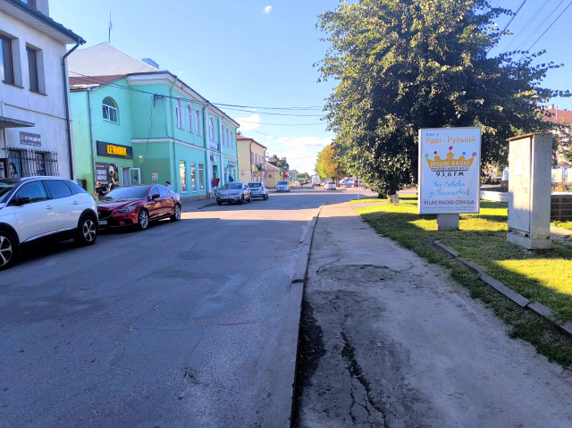 Сітілайт 1.2x1.8,  м. Рава - Руська, вул. Грушевського, 12, центр, сквер, магазини, банки, сфера послуг.