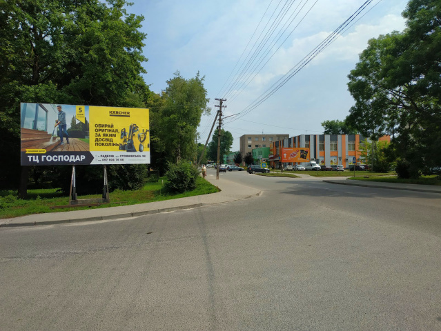 Щит 6x3,  м. Радехів, центр міста, центральна торгова, адміністративна вулиця, ТЦ Рукавичка, вул. Львівська 36, на м. Луцьк, м. Червоноград