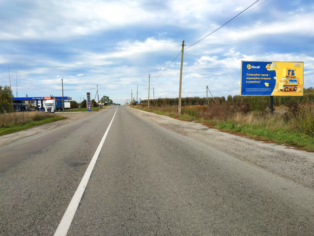 Щит 6x3,  Митний перехід, м.Рава-Руська на Польщу, 
Міжнародна дорога М-09  Львів-Рава-Руська, максимальна пряма видимість, інтенсивний рух,
АЗК, 1800м. до кордону + жовта вітрозахисна люмінесцентна рамка
