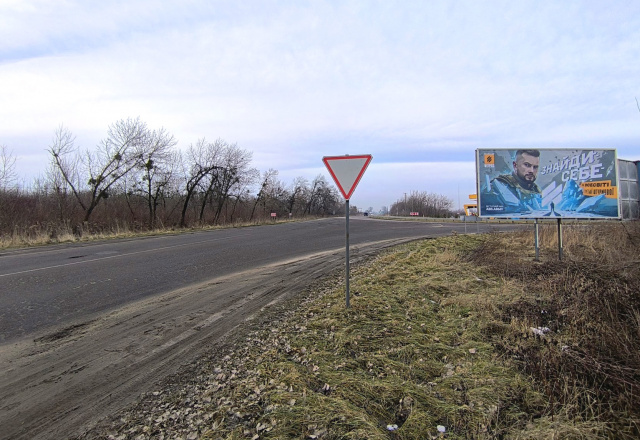 Щит 6x3,  м. Жовква, виїзд на міжнародну трасу Львів - Рава-Руська, вул. Равська+ АЗК БРСМ + жовта вітрозахисна люмінесцентна рамка