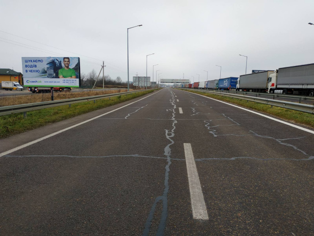 Щит 6x3, Кордон, на респ. Польща, 800 м. до прикордонного посту, траса Львів - Краковець (М-10), черга вантажівок не закриває огляд борда !!! Щит 6x3, Кордон, на респ. Польща, 800 м. до прикордонного посту, траса Львів - Краковець (М-10), черга вантажівок не закриває огляд борда !!!