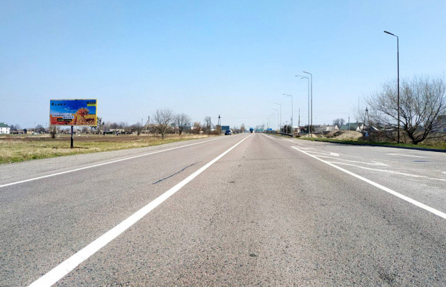Щит 6x3,  м. Буськ, поряд АЗК ОККО, центральний вїзд в м. Буськ з сторони Львова, на м.Броди, траса Львів - Київ (Е-40) + жовта вітрозахисна люмінесцентна рамка