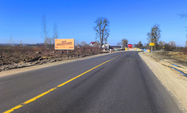 Щит 6x3,  с. Сопошин, вїзд в м. Жовква, траса Львів- Рава-Руська (М-09), на кордон з Польщею (м.Рава- Руська), на м. Червоноград, на АЗК WOG, на АТБ