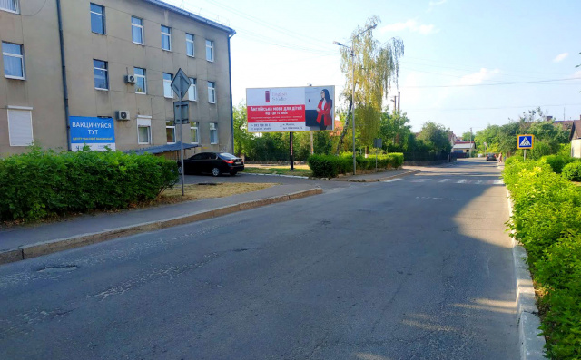 Щит 6x3,  м. Жовква, вул. Львівська, 15, поряд поліклініка, школа мистецтв, пішохідний перехід, весь рух траспорту на автостанцію, базар, чудова видимість