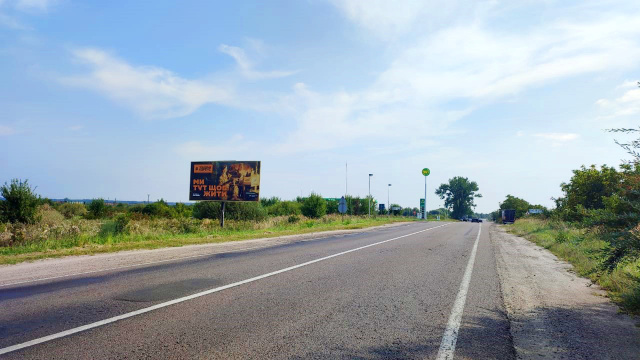 Щит 6x3,  виїзд з м. Кам'янка - Бузька в напрямку м. Львова, траса Львів-Луцьк (Н-17) + АЗК WOG + жовта вітрозахисна люмінесцентна рамка + висока конструкція
