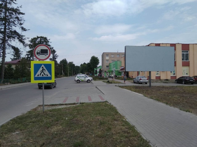 Щит 6x3,  м. Радехів, центр міста, центральна торгова, адміністративна вулиця, ТЦ Рукавичка, вул. Львівська 31, на м. Луцьк, м. Червоноград