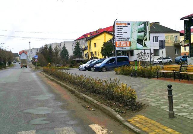 Щит 4x3,  м. Золочів, вул. В. Чорновола 2, центр міста, Золочівський районний дім культури, Золочівська РДА, Золочівська ЗОШ, аптеки, банкомати, в'їзд/виїзд всього транспорту з напрямку м. Тернопіль, обїздної дороги