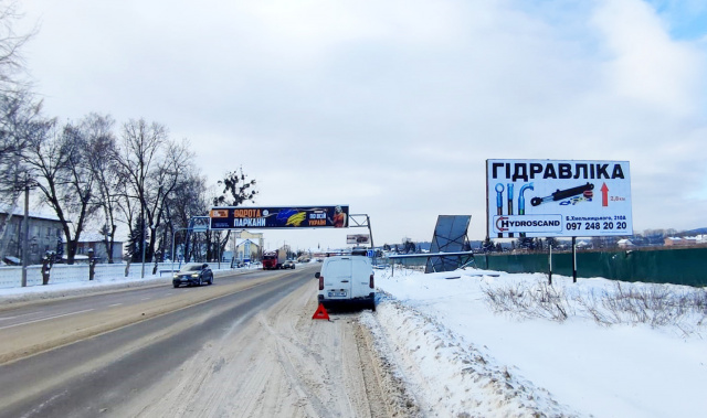 Щит 6x3,  вїзд в м. Львів з напрямку м. Київ (траса Е-40) + жовта вітрозахисна люмінесцентна рамка, далі АЗК Львів Петроль, Сокар