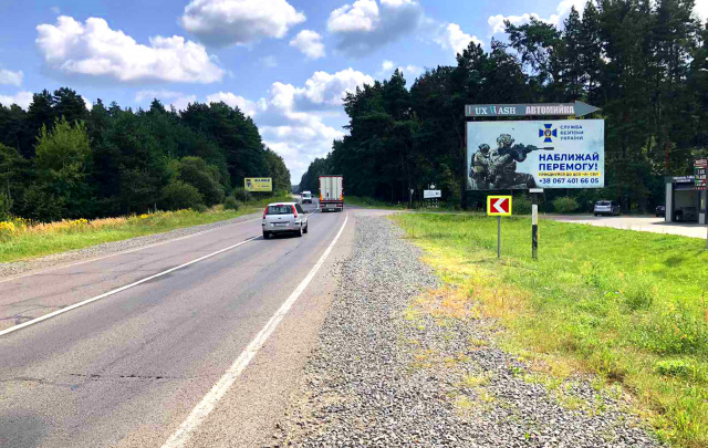 Щит 6x3,  виїзд з м. Яворів, з кордону смт. Краківець на м. Львів, обмеження швидкості, висока конструкція, мийка Lux Wash, траса Львів - Краковець (М-10)