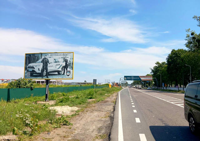 Щит 6x3, виїзд з м. Львів на м. Київ (траса Е-40) + жовта вітрозахисна люмінесцентна рамка, далі АЗК МОТТО Щит 6x3, виїзд з м. Львів на м. Київ (траса Е-40) + жовта вітрозахисна люмінесцентна рамка, далі АЗК МОТТО