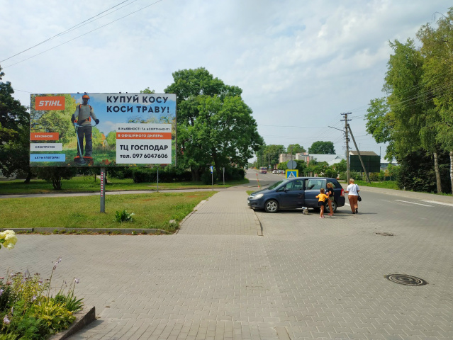 Щит 6x3,  м. Радехів, центр міста, центральна торгова, адміністративна вулиця, ТЦ Рукавичка, вул. Львівська 31, на м. Львів, м. Камянка - Бузька 